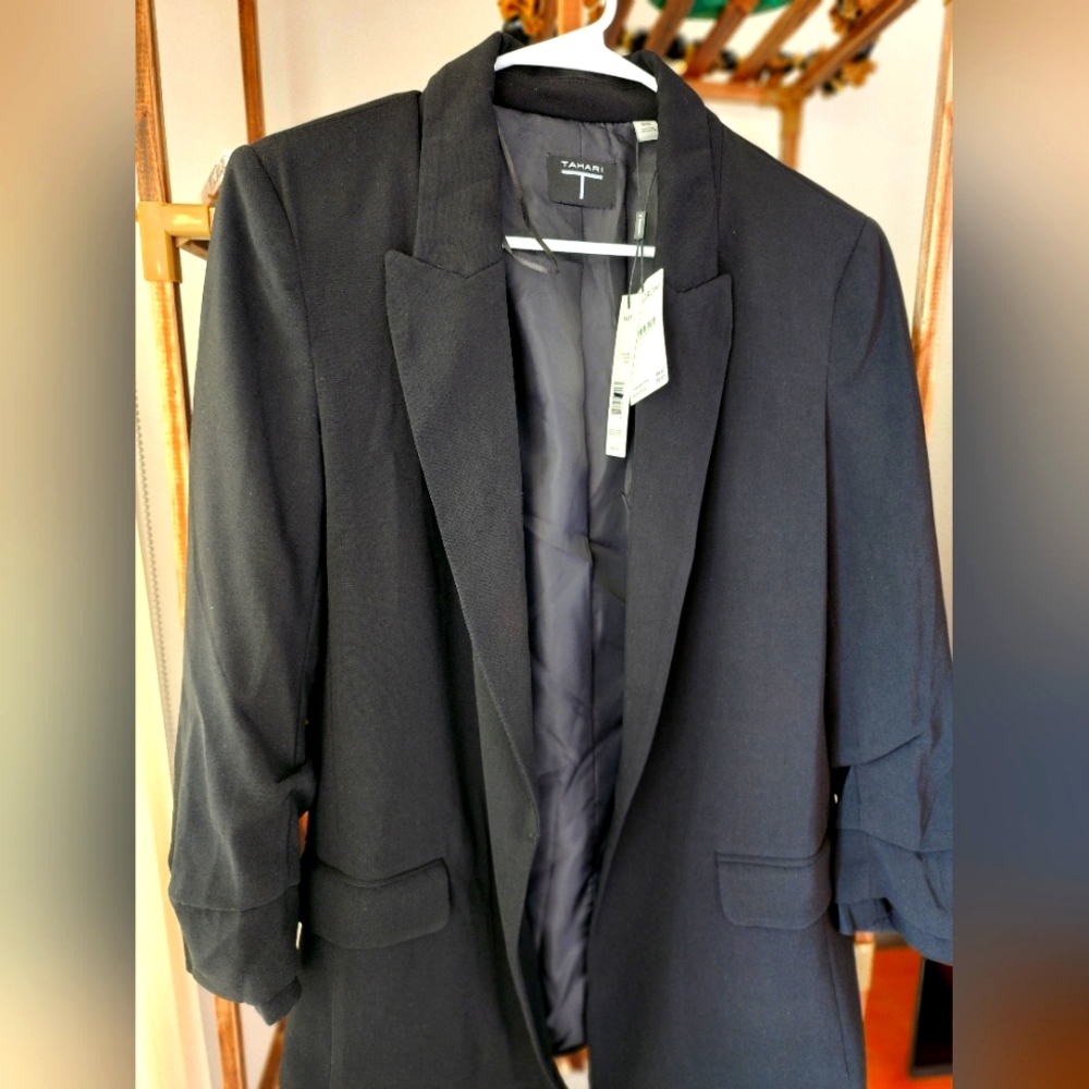 NWT Tahari Lapel Ruch Sleeve Blazer. NWT!